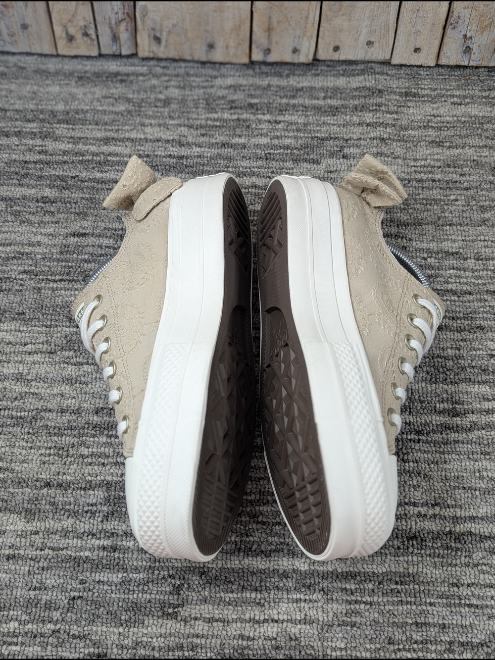 Converse: Chuck Taylor All Star Lift Low "Bow" - Embroidered - Tan - Size 9 - Picture 4 of 8